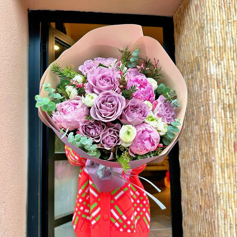 Gentle Romance Şakayık ve Gül Buketi